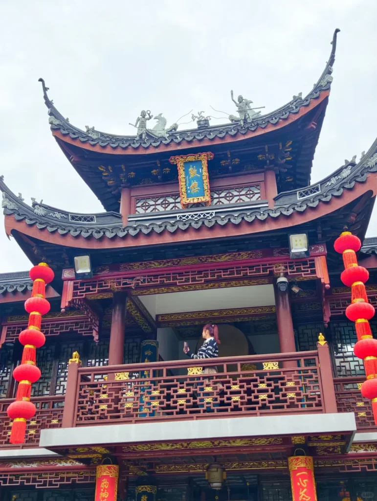 Lily guiding a Shanghai City God Temple travel guide walk